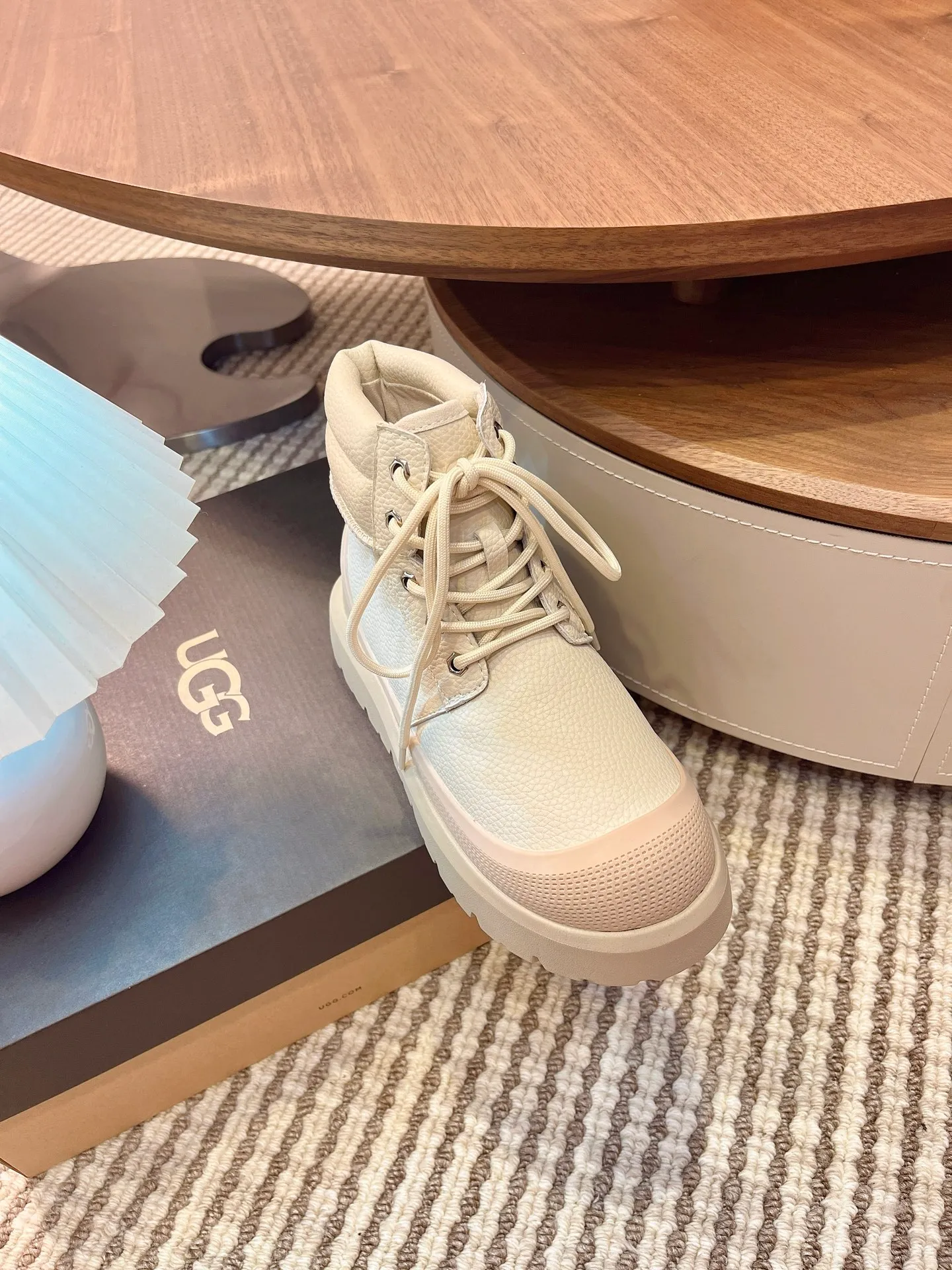 【UGG】 P: 600💰 Couple shoes Size: Women’s size 35-40 / Men’s size 40-44 UGG Tasman Weather Hybrid slip-on snow boots👢 Wang Yibo's same style 👏 adds a large orange sole to the classic Tasman shoe style, functional color contrast design, environmentally friendly waterproof and snowproof material, which has both fashionable and functional attributes. At the same time, it is paired with the new UGG furry shoes Keen's furry color-blocking jacket. Bright orange and maroon collide to create a new light outdoor style and open up a new travel experience in early autumn! Using the best materials, the 17mm fur integrated surface is warmer and breathable, and the outsole is upgraded to a lightweight and wear-resistant light wing technology outsole!